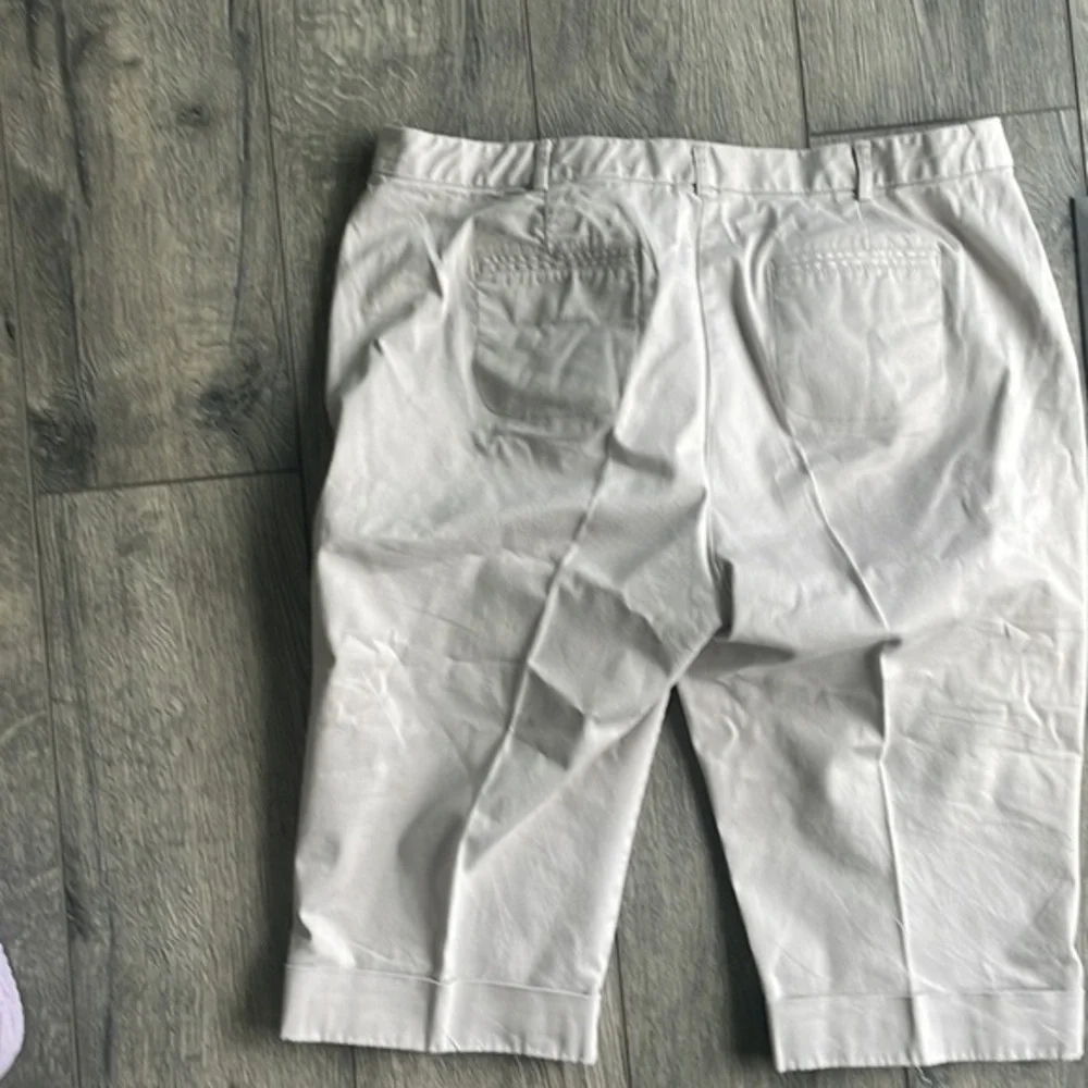 JM collection shorts cream in color with buttons size 16